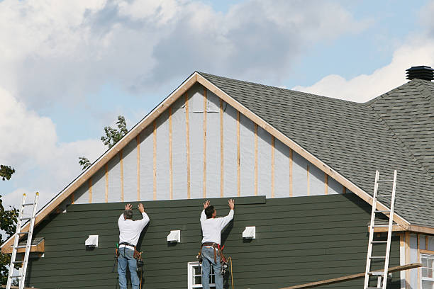 Professional Siding technician working in Bloomingdale, GA